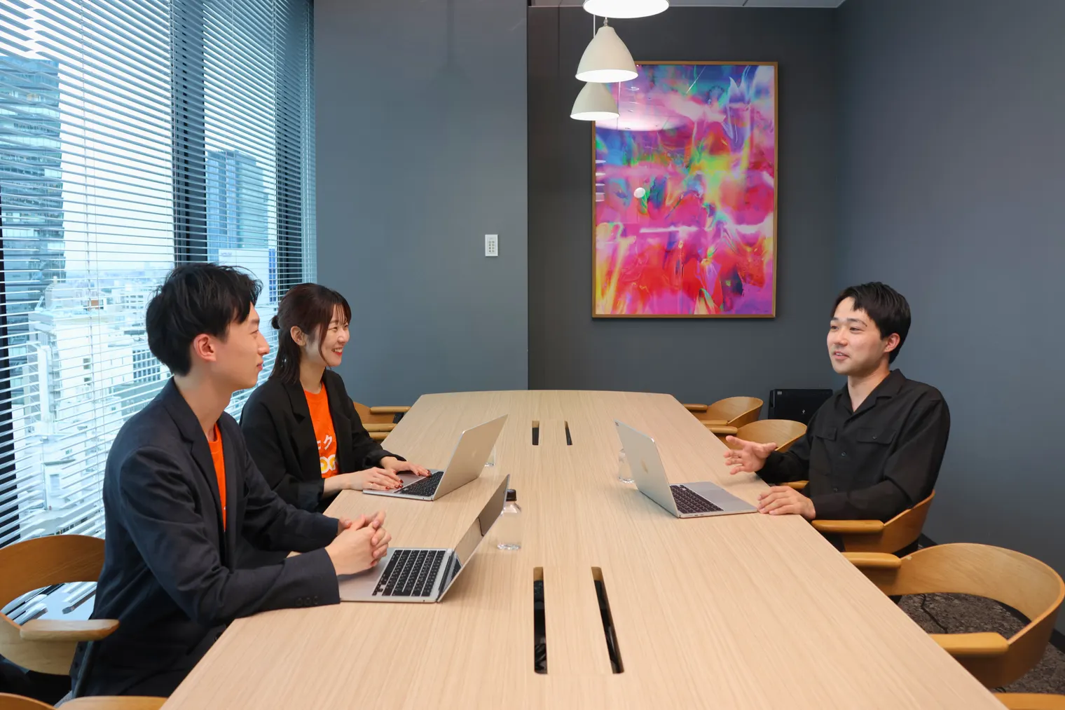 和やかに対談する3名の様子